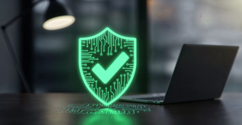bouclier-de-cybersecurite-protegeant-l-ordinateur-portable